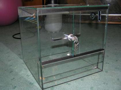 Terrarium 30x30x30cm mit Ausstattung abzugeben
