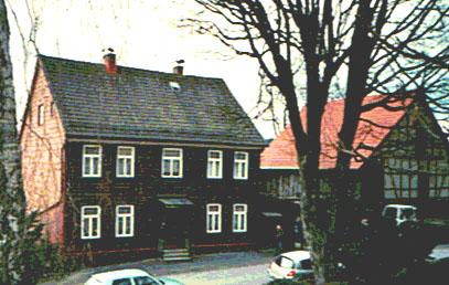 Zweifamilienhaus mit Garagen und Nebengelass im Harz