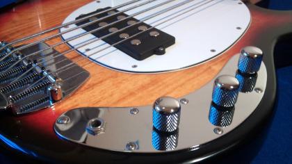 5saitiger E-Bass von Career Music Man Sub Nachbau