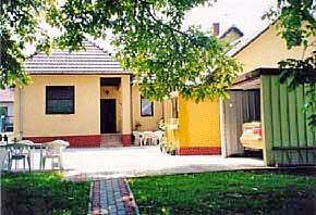 Schönes Mehrfamilienhaus mit große Garten und überdachte Pool in Ungarn nähe Pl