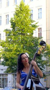 Kontrabassistin sucht Band in Berlin